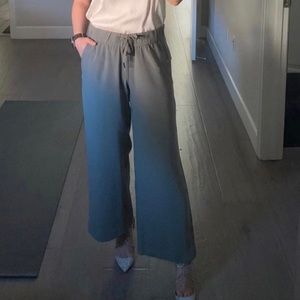 Like new! Lululemon on the fly pants size 6